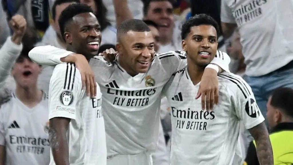 Mbappé, Rodrygo e Vini Jr, em campo, com a camisa branca, do Real Madrid. (Photo by Denis Doyle/Getty Images)