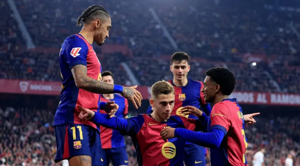 Raphinha celebrando um gol com os companheiros de Barcelona (Fran Santiago/Getty Images)