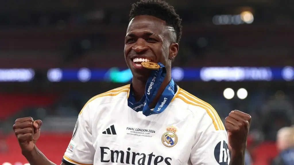 Vini Jr, com medalha em campo, pelo Real Madrid. (Photo by Lars Baron/Getty Images)
