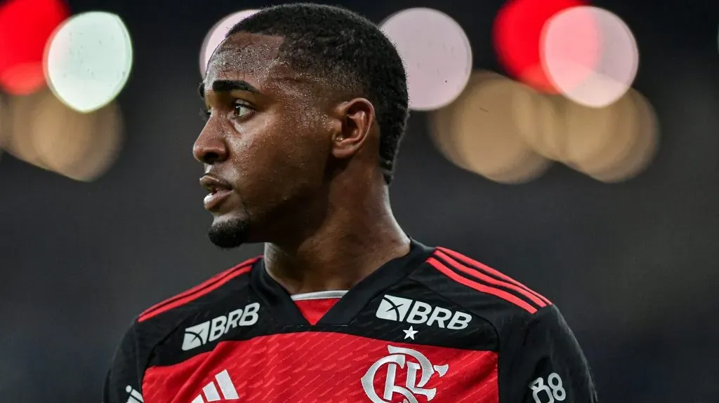 Lorran, em campo, com a camisa vermelha com emblema do Flamengo. Foto: Thiago Ribeiro/AGIF