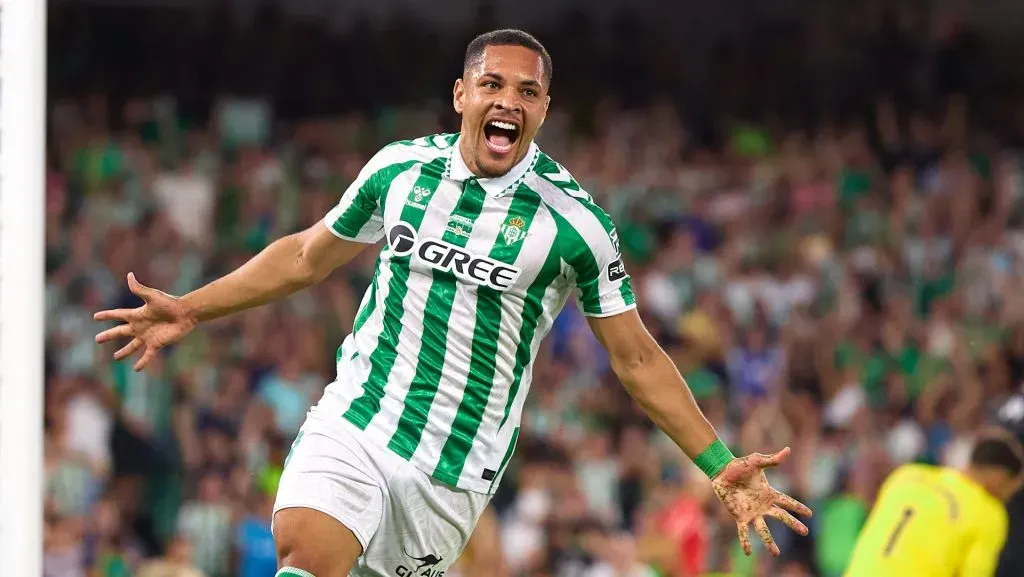 Vitor Roque, do Barcelona, está emprestado ao Real Betis. O Palmeiras deseja contratá-lo de última hora para satisfazer o desejo de Abel (Photo by Fran Santiago/Getty Images)