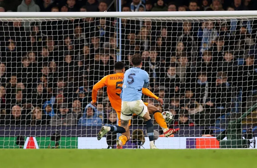 Bellingham marca o terceiro gol do Real Madrid e garante a vitória do clube (Photo by Carl Recine/Getty Images)