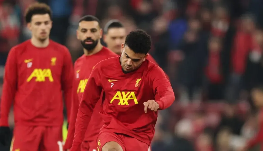 Luis Díaz em aquecimento pelo Liverpool (Carl Recine/Getty Images)