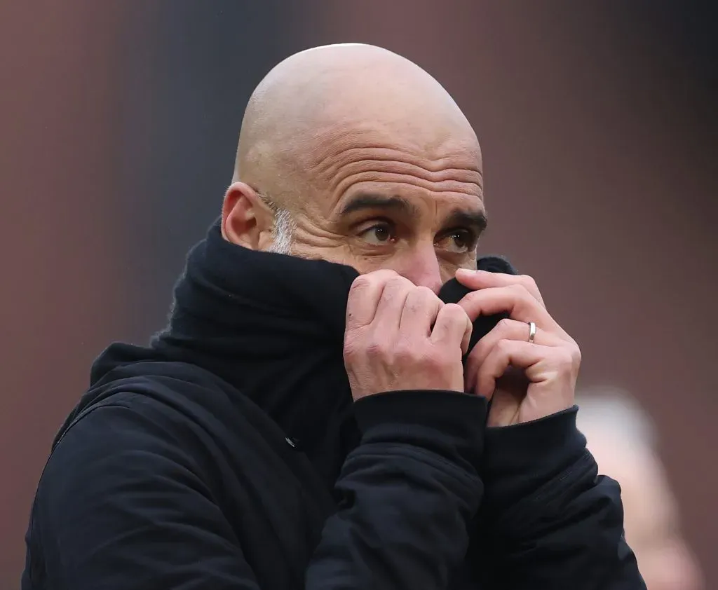 Guardiola de casaco preto
