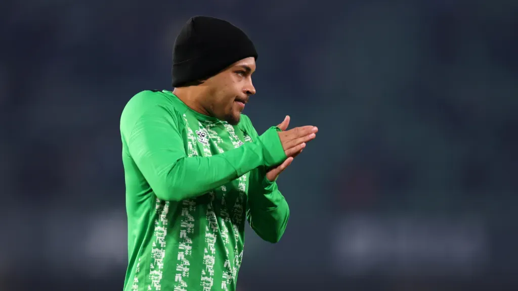 Vitor Roque no aquecimento antes de partida pelo Real Betis (Photo by Fran Santiago/Getty Images)