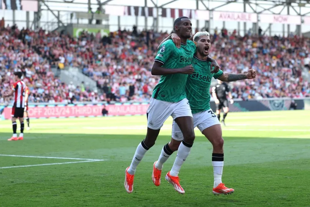 Isak e Bruno Guimarães, Newcastle. (Photo by Eddie Keogh/Getty Images)