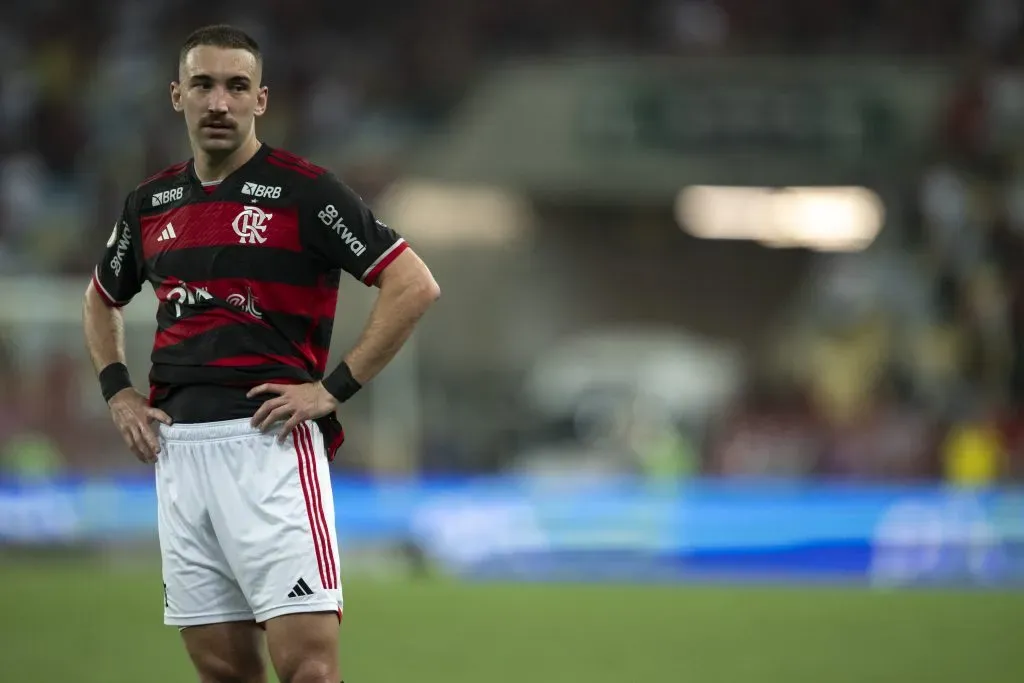Léo Ortiz com a camisa do Flamengo