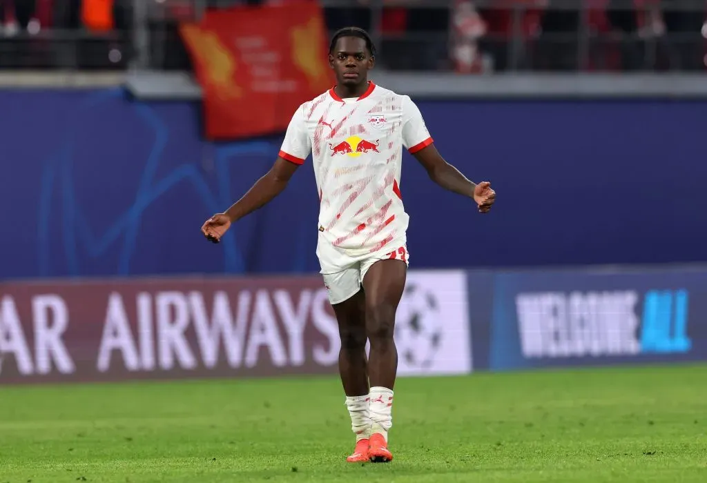 Castello Lukeba em ação pelo RB Leipzig. Ele é alvo do Manchester United e já esteve ligado ao Real Madrid e Barcelona. (Photo by Alexander Hassenstein/Getty Images)