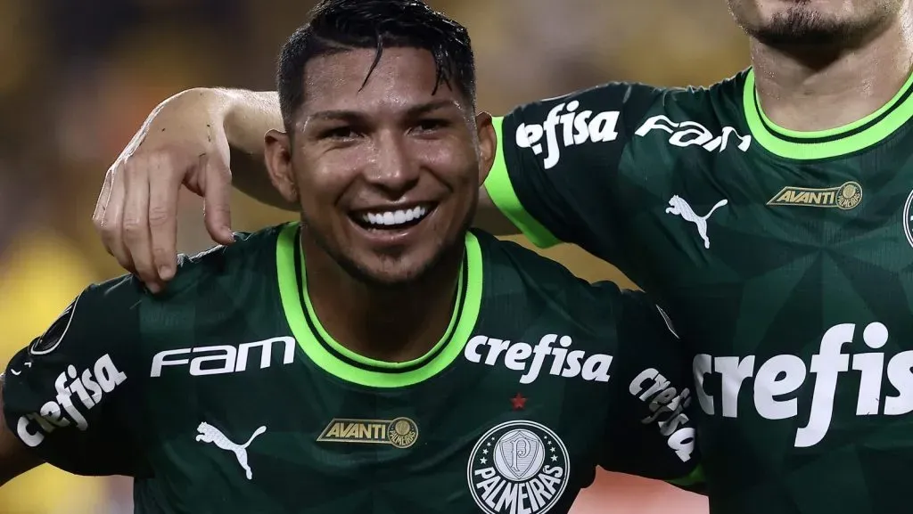 Rony, em campo, com a camisa verde com emblema do Palmeiras. (Photo by Franklin Jacome/Getty Images)