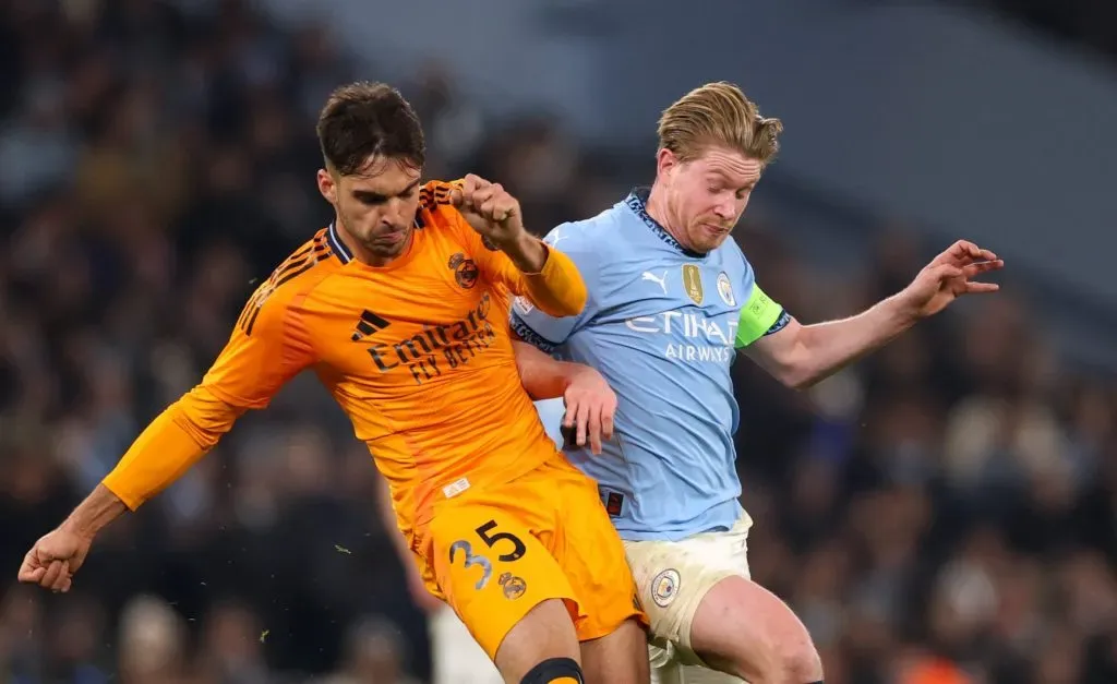 RaĂșl Asencio em disputa com Kevin De Bruyne (Carl Recine/Getty Images)