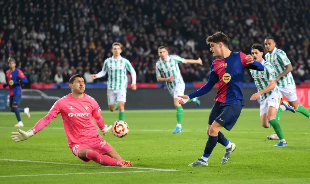 Pau Víctor executando um arremate contra o Real Betis (David Ramos/Getty Images)