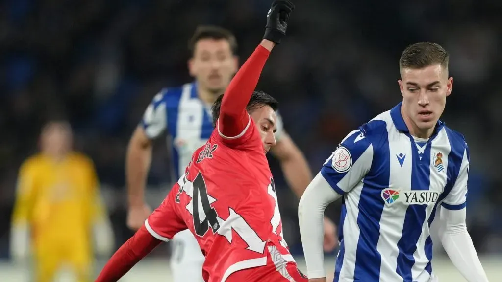 Luka Sucic, da Real Sociedad, corre com a bola enquanto é pressionado por Pedro Díaz, do Rayo Vallecano, durante a partida da Copa del Rey entre Real Sociedad e Rayo Vallecano na Reale Arena em 16 de janeiro de 2025, em San Sebastián, Espanha. (Foto de Juan Manuel Serrano Arce/Getty Images)