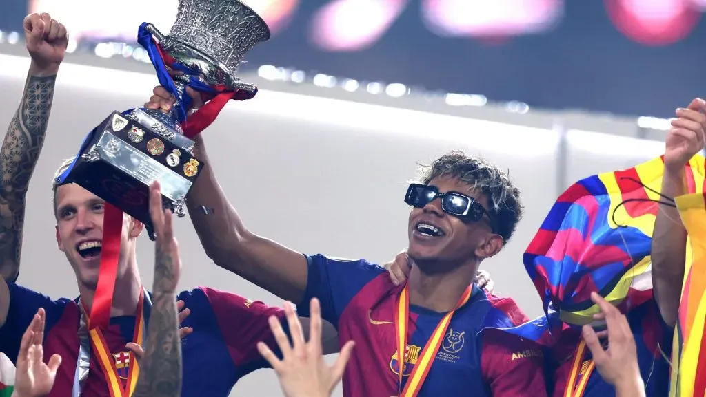 Lamine Yamal, com a camisa do Barcelona. (Photo by Yasser Bakhsh/Getty Images)