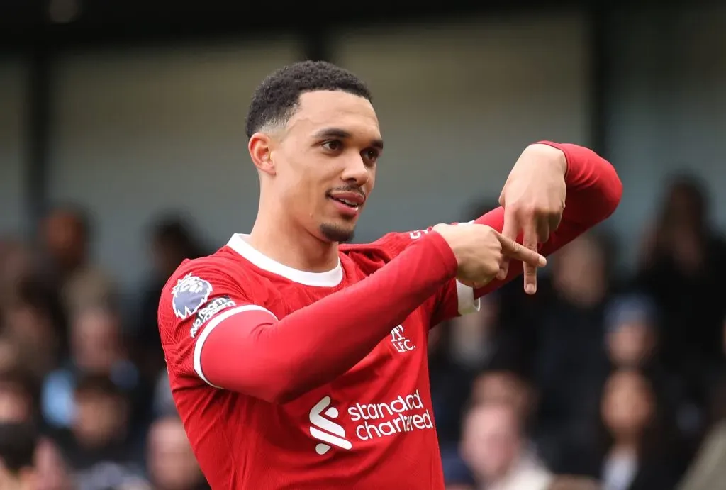 Alexander-Arnold, do Liverpool, ainda segue como alvo do Real Madrid (Photo by Julian Finney/Getty Images)