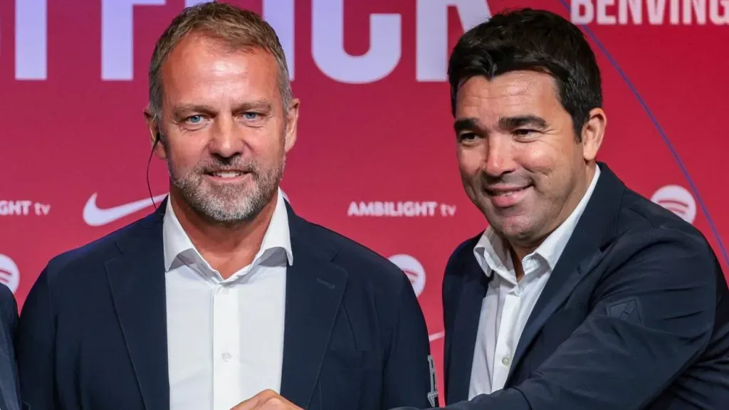 Deco e Hansi Flick de ternos pretos pelo Barcelona. (Photo by Eric Alonso/Getty Images)