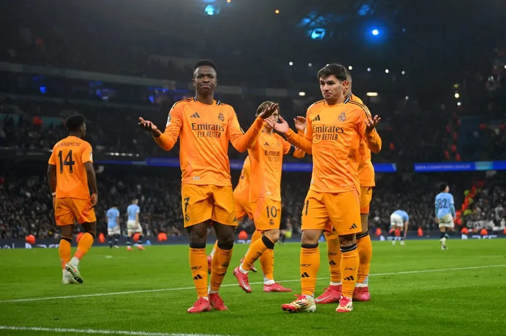 Jogadores do Real Madrid comemoram gol juntos