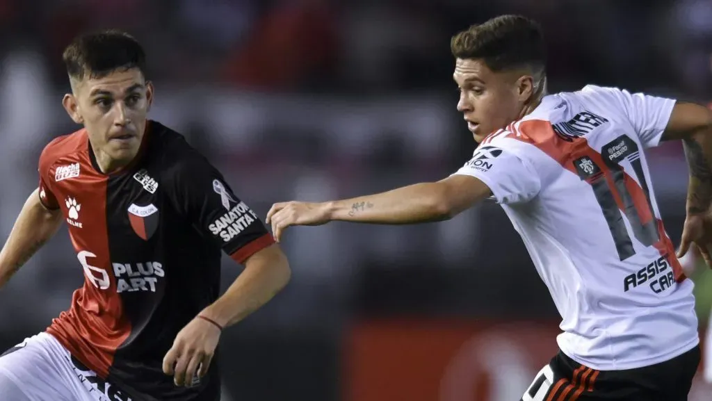 Gonzalo Escobar, do Colón, disputa a bola com Juan Fernando Quintero, do River Plate, durante uma partida entre River Plate e Colón, válida pela Superliga Argentina 2019/20, no Estádio Monumental Antonio Vespucio Liberti, em 29 de outubro de 2019, em Buenos Aires, Argentina. (Foto por Marcelo Endelli/Getty Images)