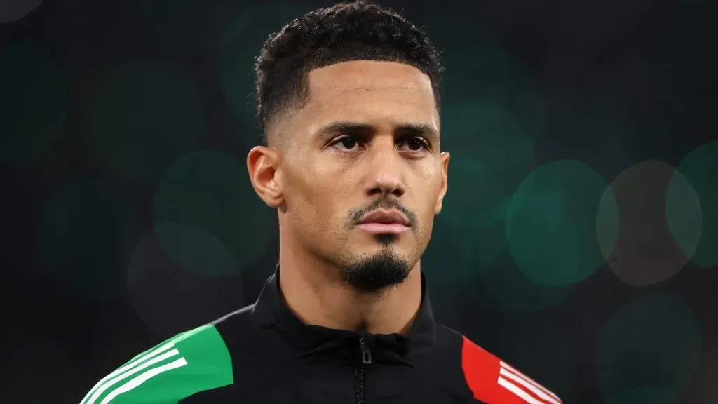 Saliba, de jaqueta preta, verde e vermelha, pelo Arsenal. (Photo by Alex Pantling/Getty Images)