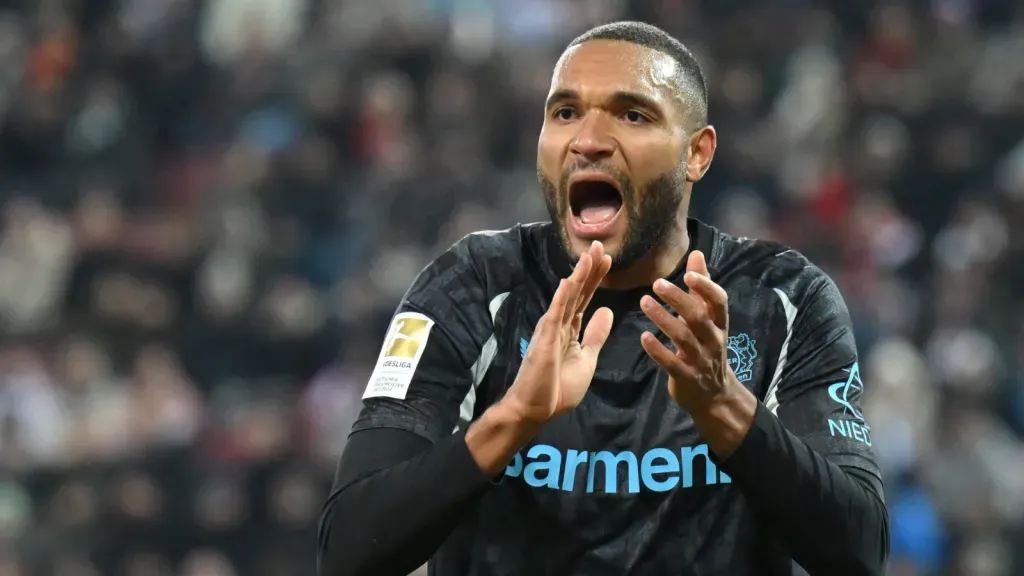 Jonathan Tah gritando durante partida do Bayer Leverkusen (foto: (Photo by Sebastian Widmann/Getty Images))