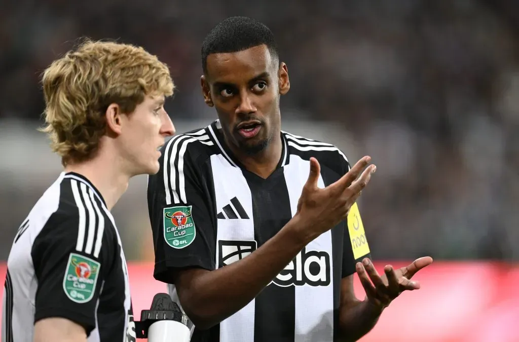 Isak ao lado de Gordon (Photo by Stu Forster/Getty Images)