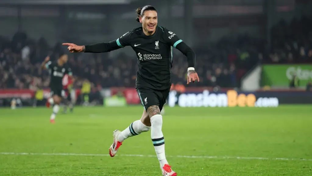 Darwin Núñez comemorando gol do Liverpool. Foto: Ryan Pierse/Getty Images