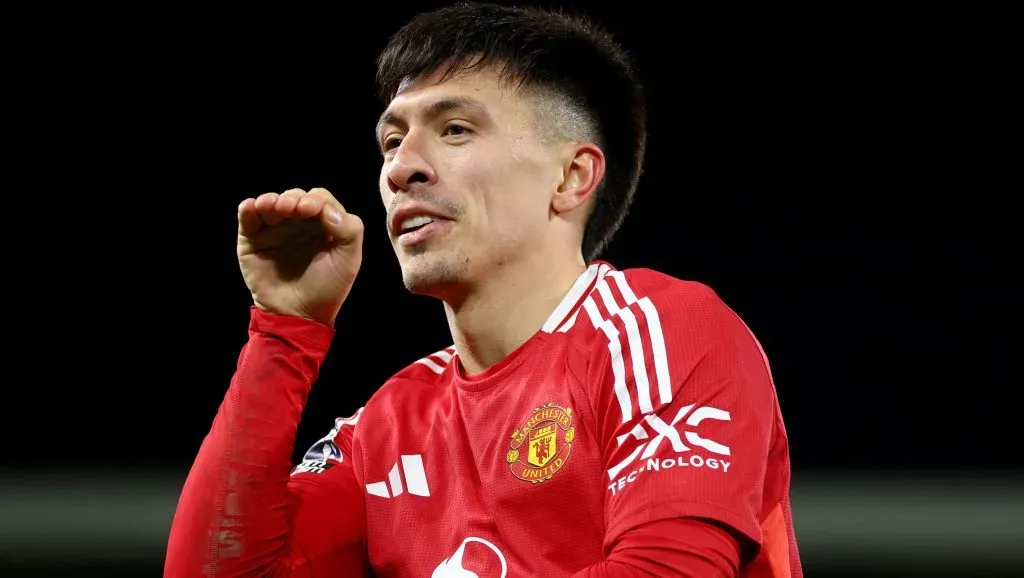 Lisandro Martínez, de camisa vermelha, com emblema do Manchester United (Photo by Clive Rose/Getty Images)