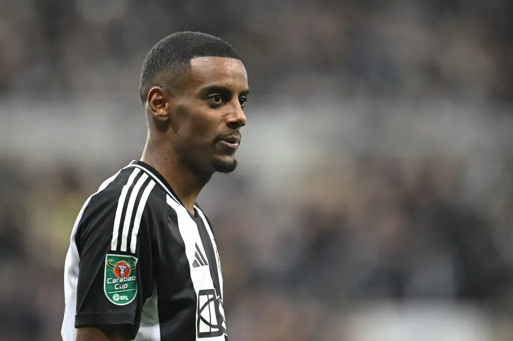 Alexander Isak em jogo do Newcastle (Photo by Michael Regan/Getty Images)