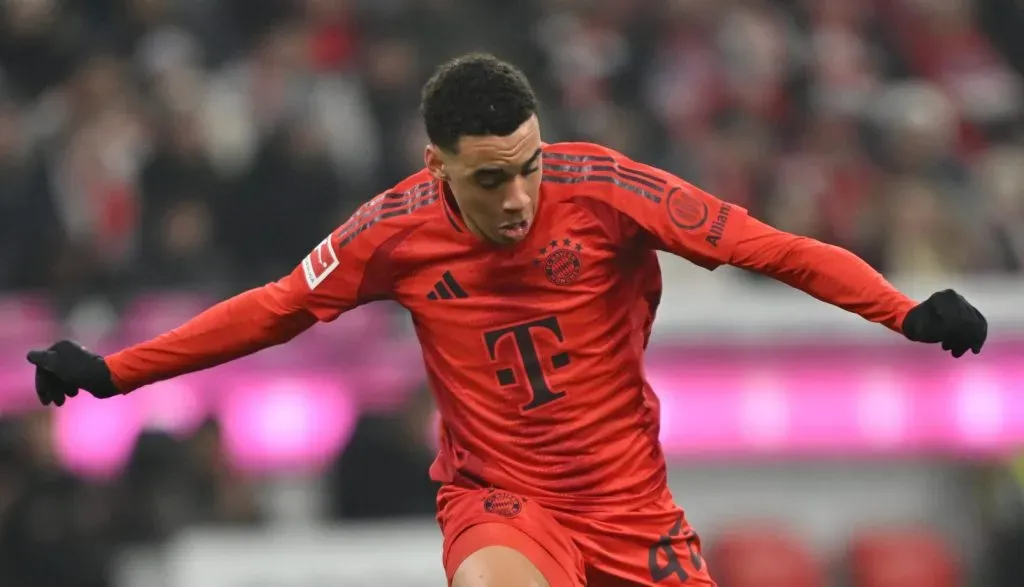 Musiala em campo pelo Bayern de Munique. Ele era um grande sonho do Barcelona, já que Hansi Flick gosta muito de seu futebol, mas ele renovou com o clube alemão até 2030 (Sebastian Widmann/Getty Images)