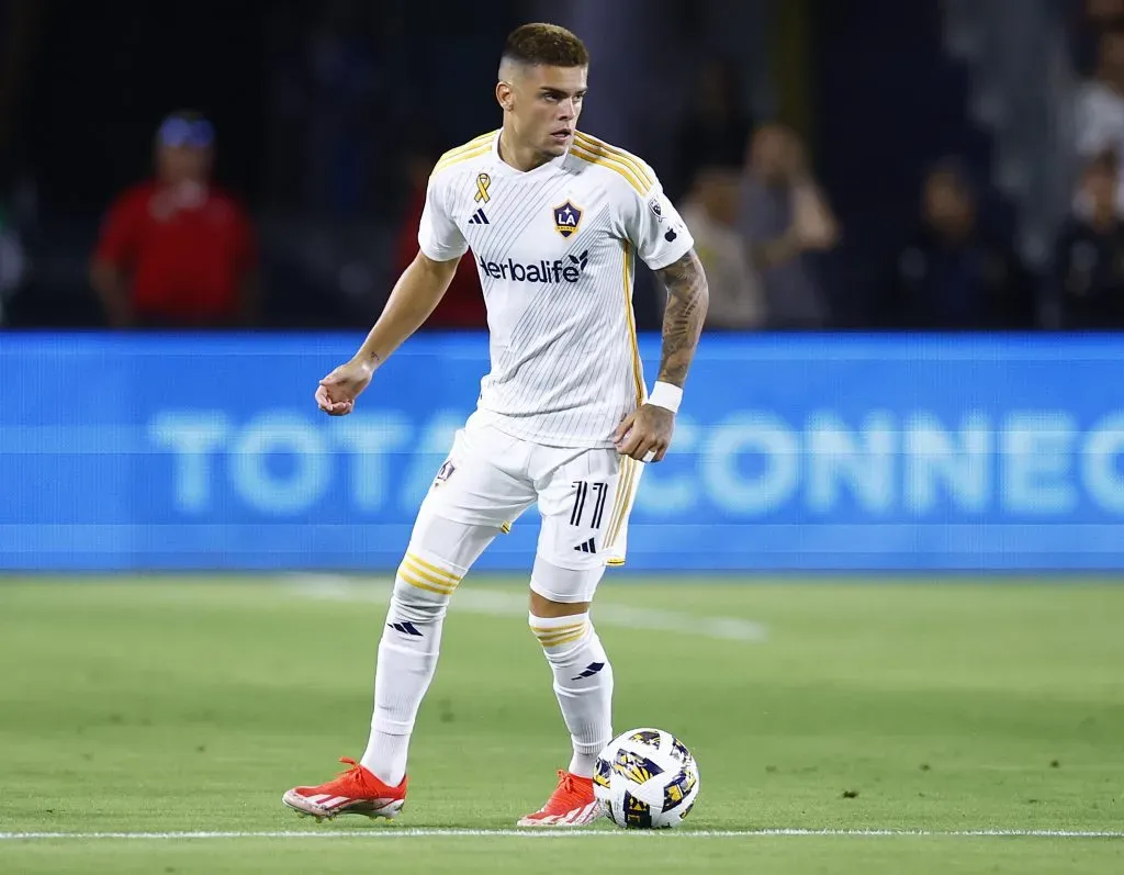 Gabriel Pec pelo Los Angeles Galaxy em partida válida pela Major League Soccer, na California. (Photo by Ronald Martinez/Getty Images)