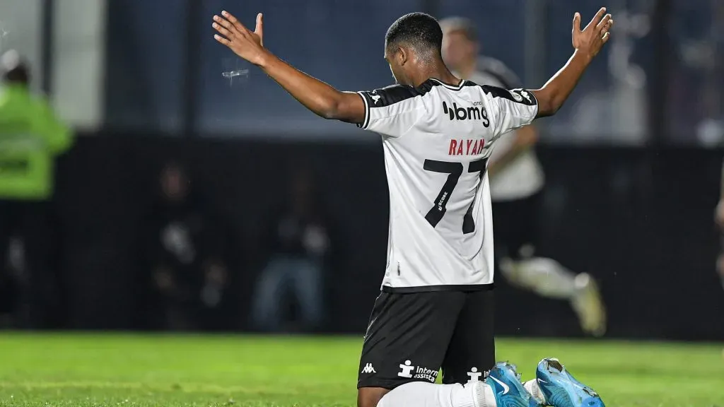 Ryan Vitor em campo pelo Vasco. Foto: Thiago Ribeiro/AGIF
