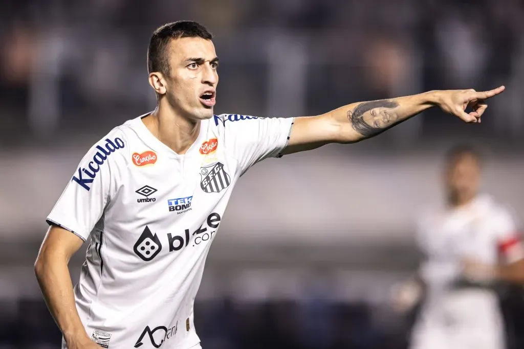 Joao Schmidt jogador do Santos durante partida contra o Sport no estadio Vila Belmiro pelo campeonato Brasileiro B 2024. Foto: Abner Dourado/AGIF