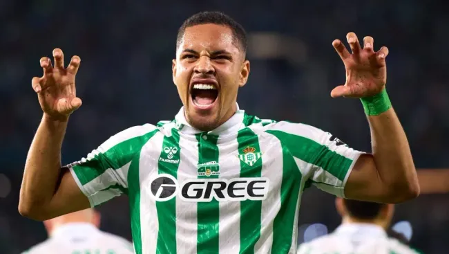Vitor Roque, em campo, com a camisa verde e branca do Real Betis. Ele é alvo do Palmeiras. (Photo by Fran Santiago/Getty Images)