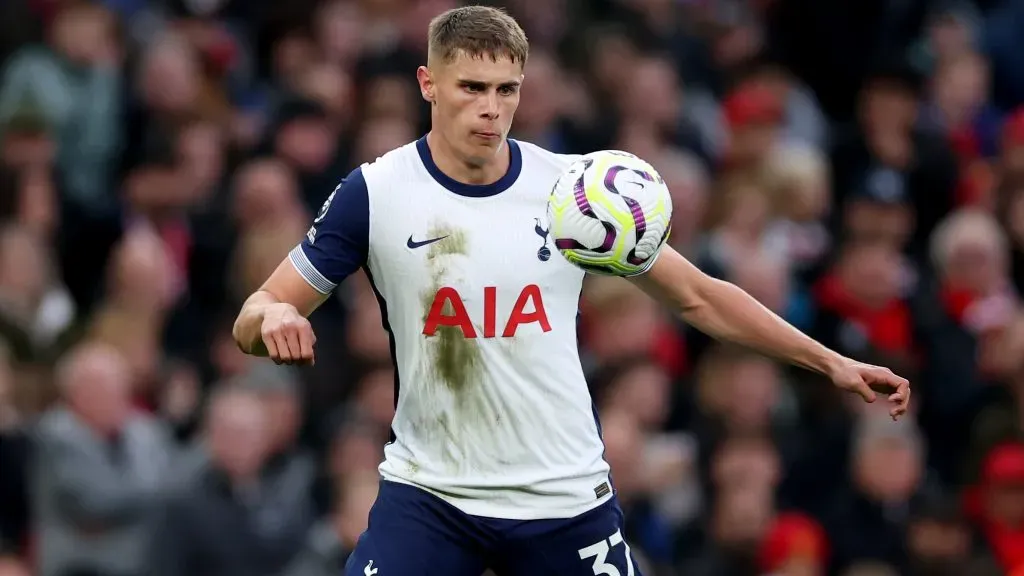 Van de Ven em jogo do Tottenham. Foto: Carl Recine/Getty Images