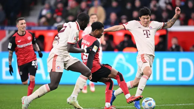 Jogo entre Bayer Leverkusen e Bayern de Munique (Photo by Stuart Franklin/Getty Images)