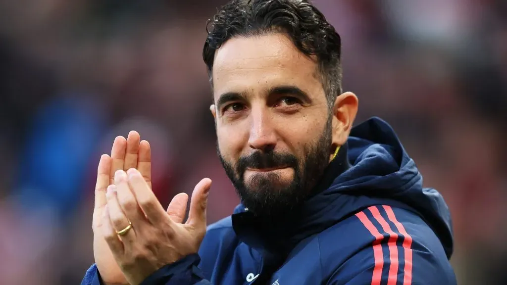 Ruben Amorim, de jaqueta azul e vermelha, do Manchester United (Photo by Matt McNulty/Getty Images)