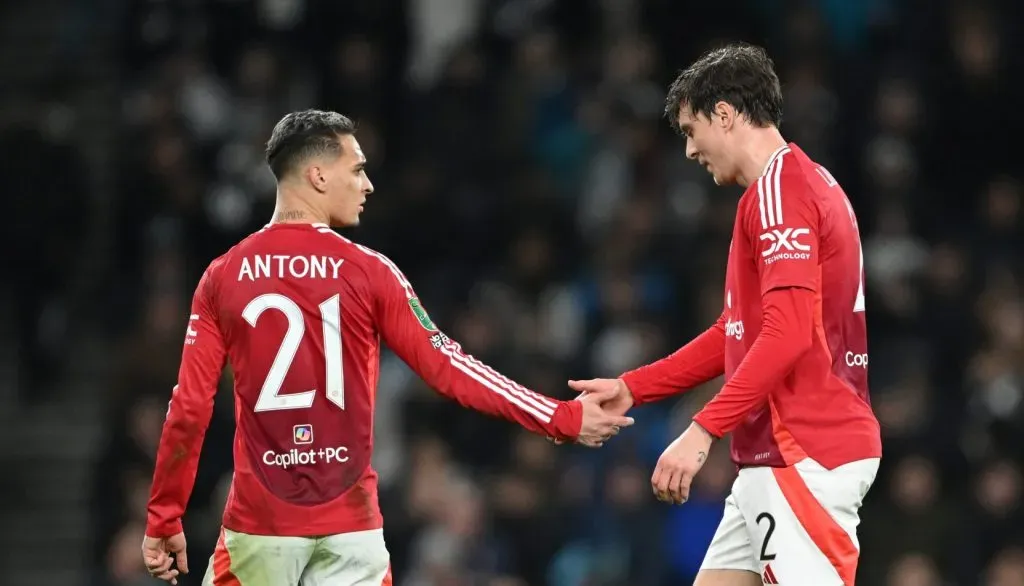 Antony cumprimentando Lindelof em jogo do Man United (Shaun Botterill/Getty Images)