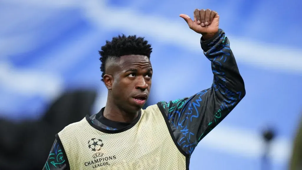 Vini Jr levanta mão com sinal de joia para a torcida do Real Madrid