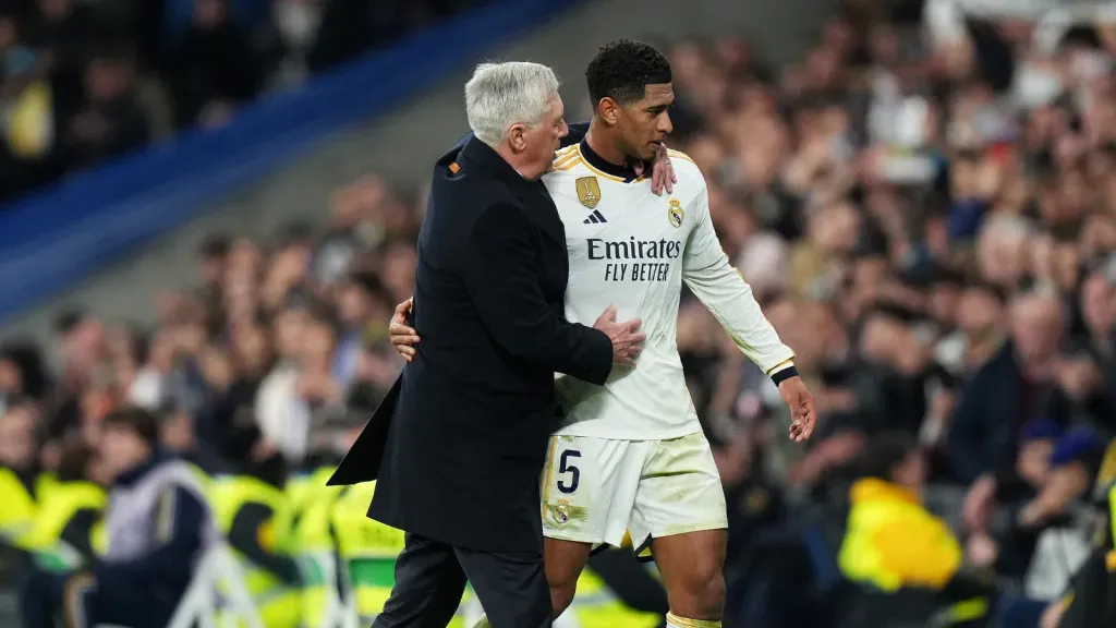 Jude Bellingham junto com Ancelotti em jogo do Real Madrid (Photo by Angel Martinez/Getty Images)