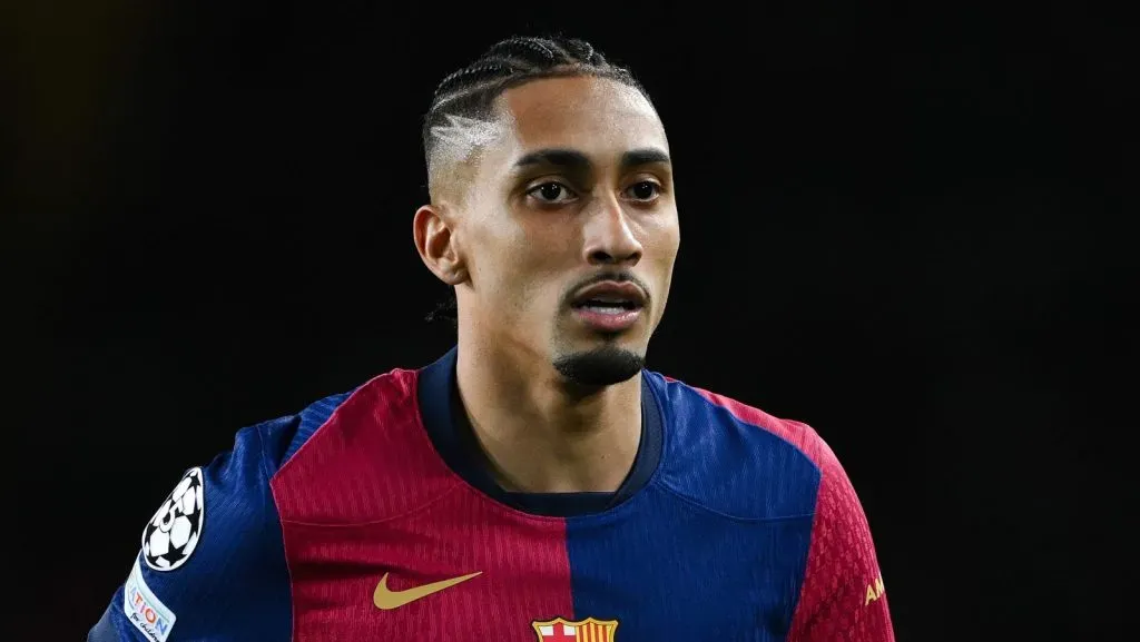 Raphinha, do FC Barcelona, observa durante a partida da Fase de Grupos da Liga dos Campeões da UEFA 2024/25, MD8, entre FC Barcelona e Atalanta BC no Estadi Olímpic Lluís Companys em 29 de janeiro de 2025, em Barcelona, Espanha.