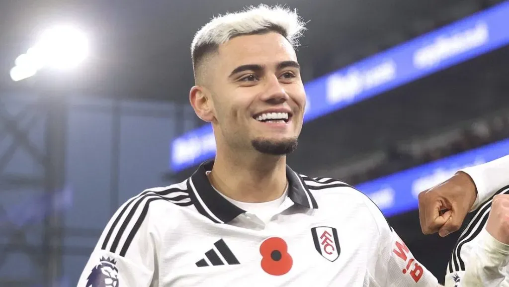Andreas Pereira, em campo, de camisa branca, do Fulham. (Photo by Warren Little/Getty Images)