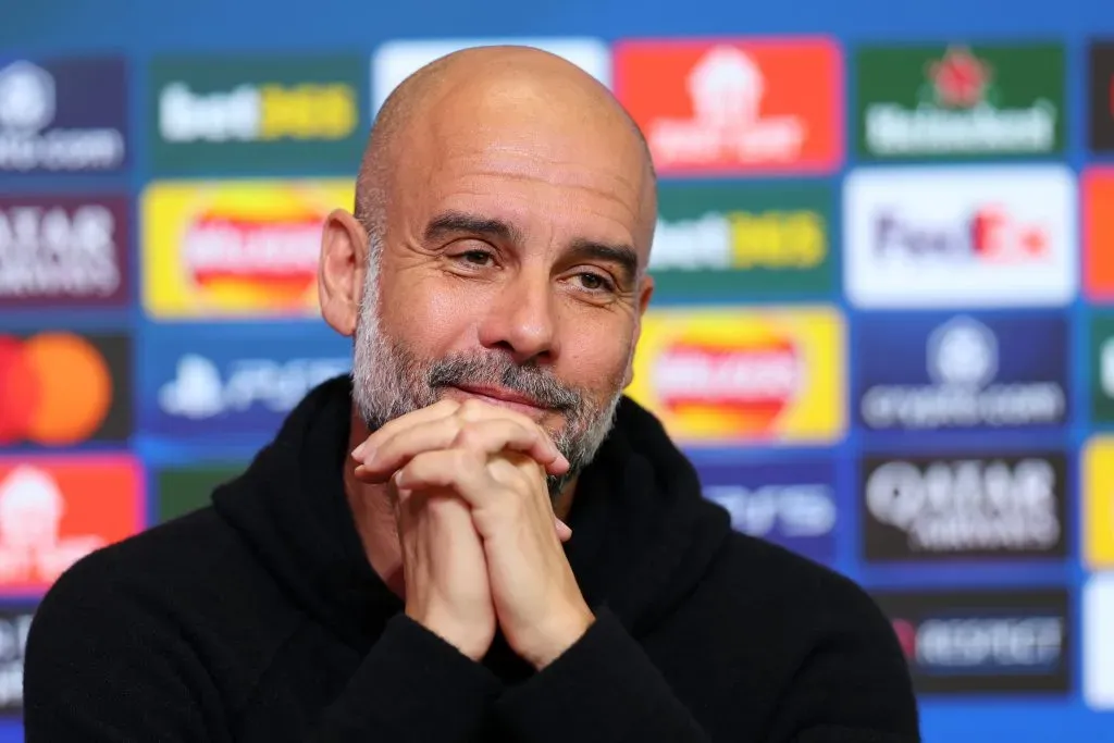 Guardiola de casaco preto