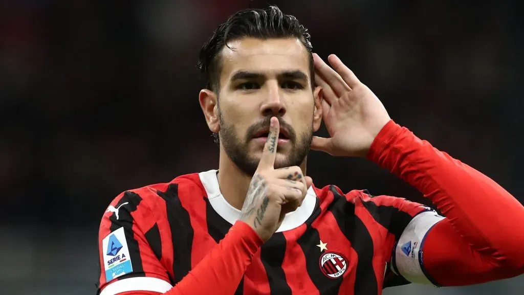 Theo Hernández em campo pelo Milan. (Photo by Marco Luzzani/Getty Images)