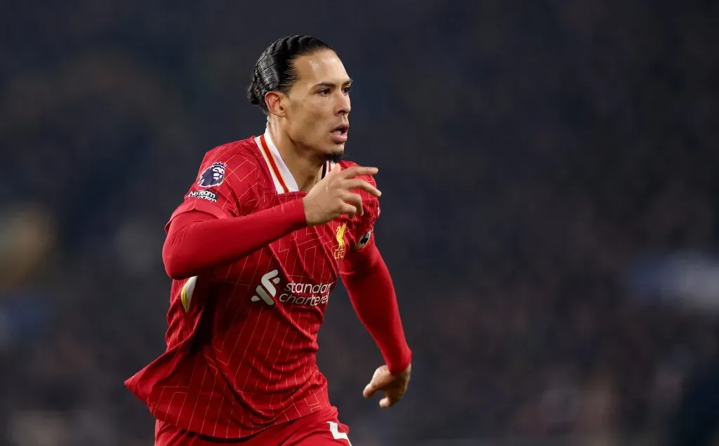 Van Dijk, zagueiro do Liverpool correndo
