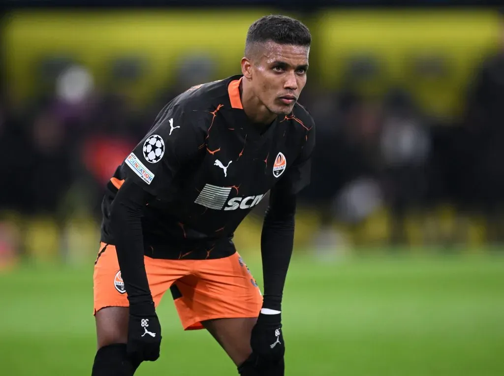 Pedrinho no duelo diante do Borussia Dortmund (Photo by Stuart Franklin/Getty Images)