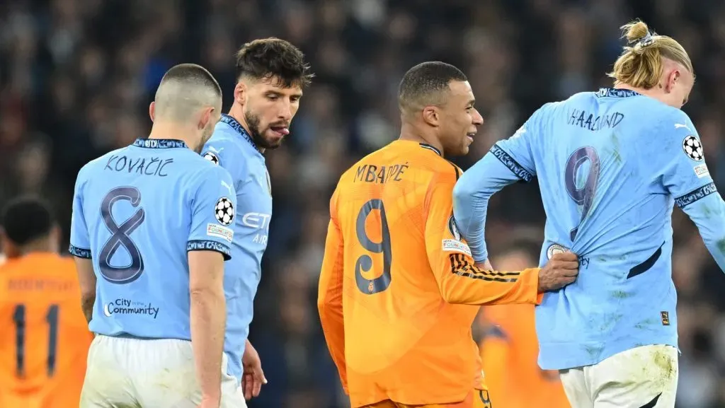 Kylian Mbappé, do Real Madrid, puxa a camisa de Erling Haaland, do Manchester City, durante a partida de ida do Play-off Eliminatório da Liga dos Campeões da UEFA 2024/25 entre Manchester City e Real Madrid C.F., no Estádio do Manchester City, em 11 de fevereiro de 2025, em Manchester, Inglaterra. (Foto de Michael Regan/Getty Images)