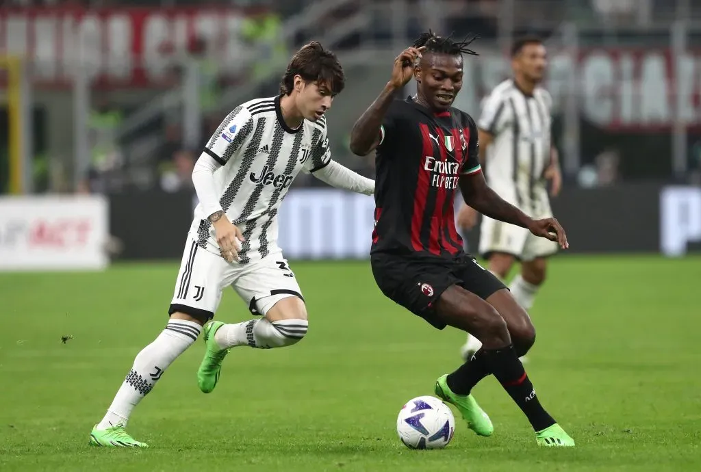 Matías Soulé, quando aind atuava pela Juventus, e outro alvo do Barcelona, Rafael Leão. O último gostaria de atuar no clube catalão, enquanto Soulé, Deco acompanha sua situação de perto, segundo portal. (Photo by Marco Luzzani/Getty Images)