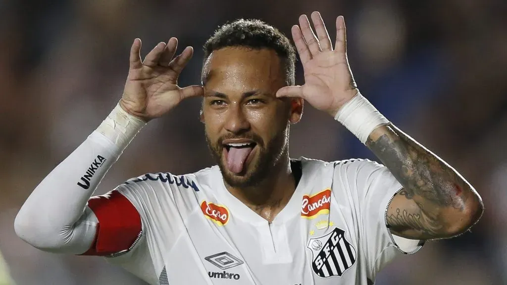 Neymar, em campo, com a camisa branca, com escudo do Santos. (Photo by Miguel Schincariol/Getty Images)