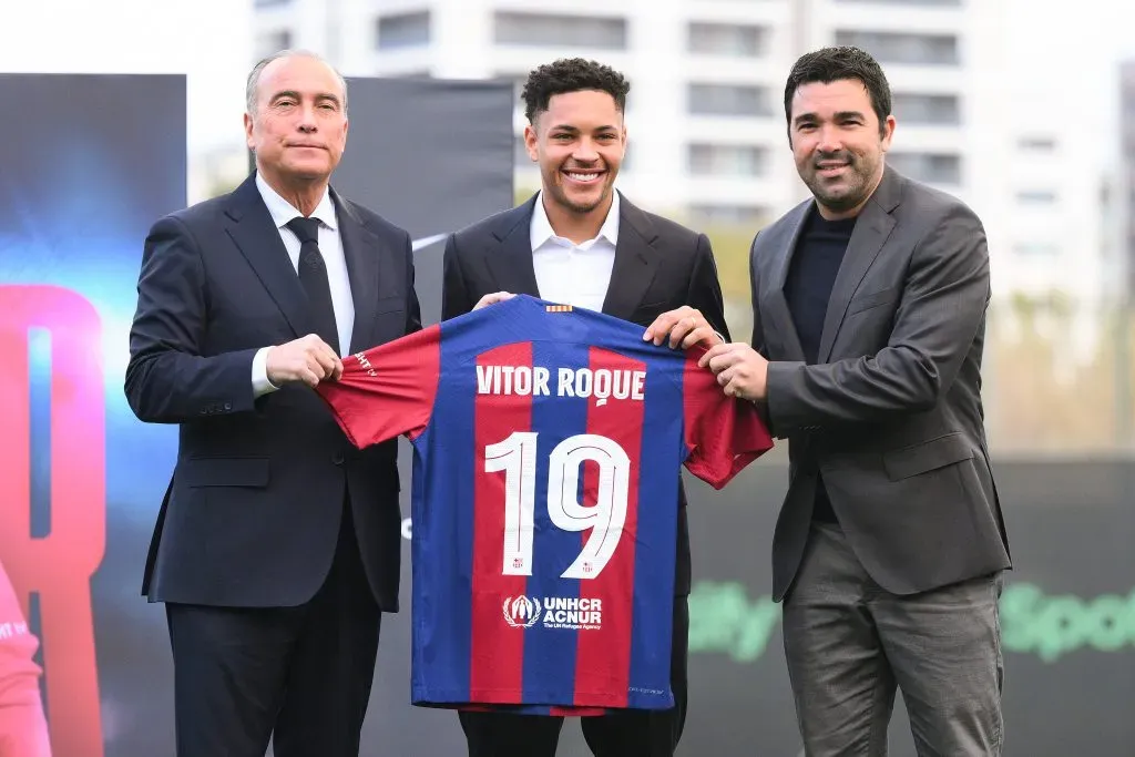 Deco apresenta Vitor Roque no Barcelona