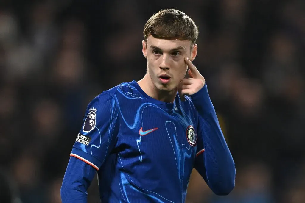 Cole Palmer, do Chelsea, ainda é alvo do Real Madrid, segundo o portal DefensaCentral. Jogador pode repensar seu futuro caso os Blues não consigam uma vaga na Champions League, de acordo com o portal TEAMtalk. Foto: Mike Hewitt/Getty Images