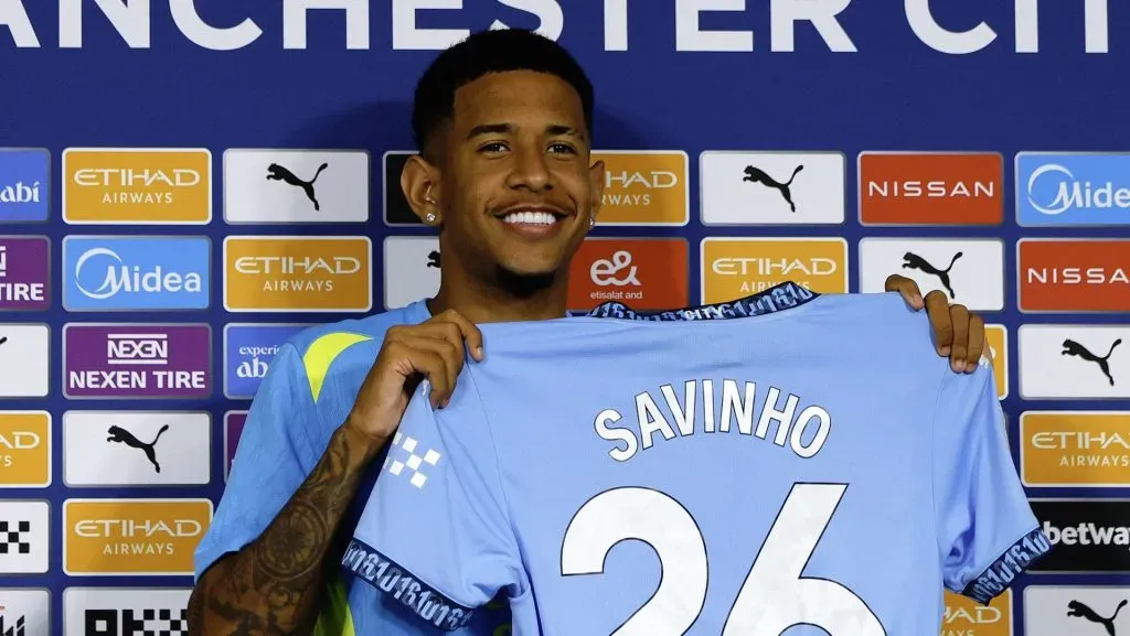 Savinho apresentado no Manchester City